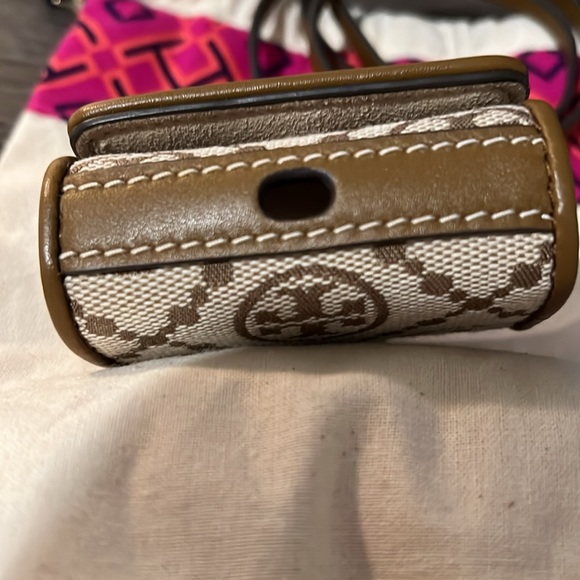 Tory Burch T Monogram Jacquard AirPod pro case hazelnut/jacquard logo - Picture 12 of 17